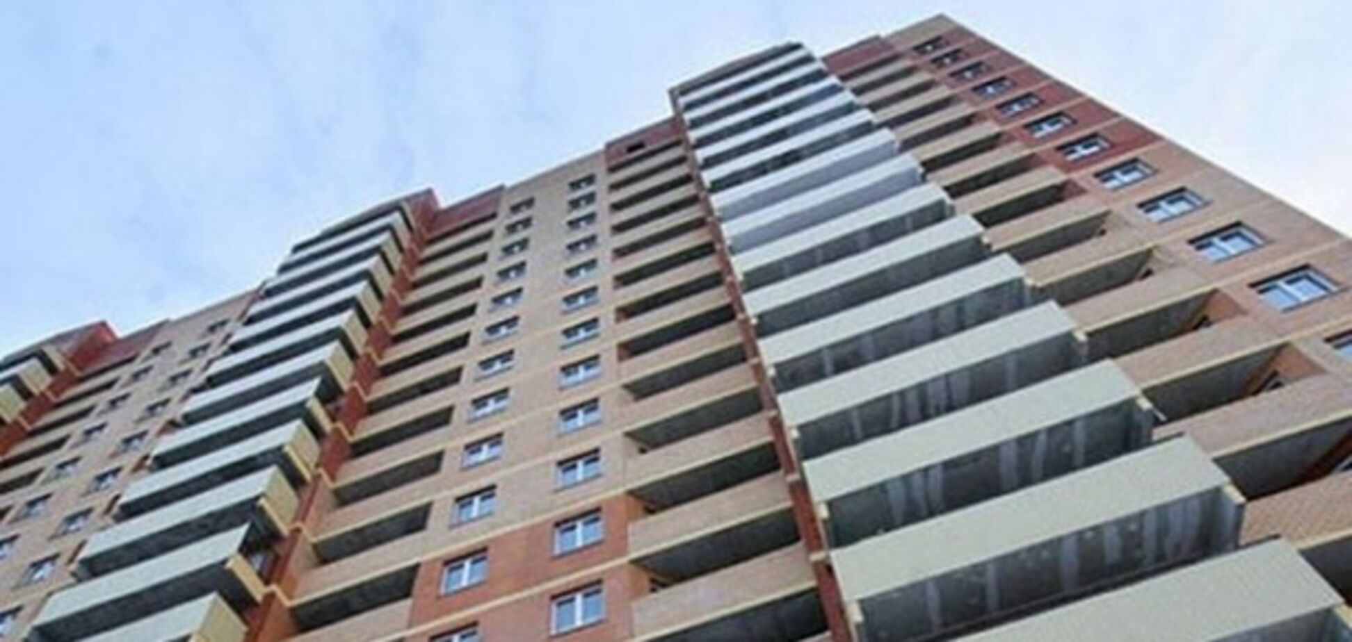 У Києві з вікна висотки випав чоловік