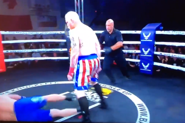 Исторический боксерский бой завершился первым же ударом