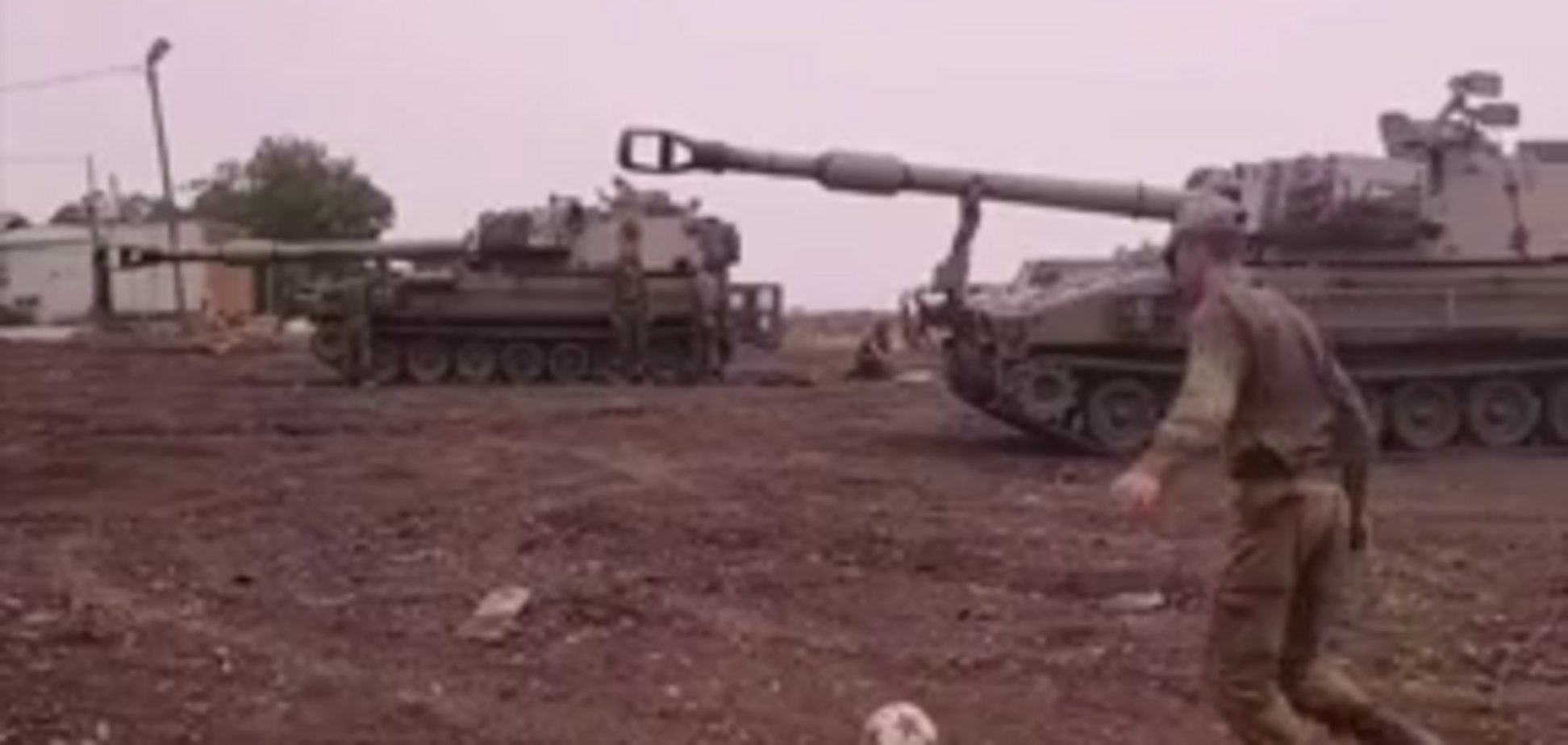 Военный попал мячом сквозь дуло танка