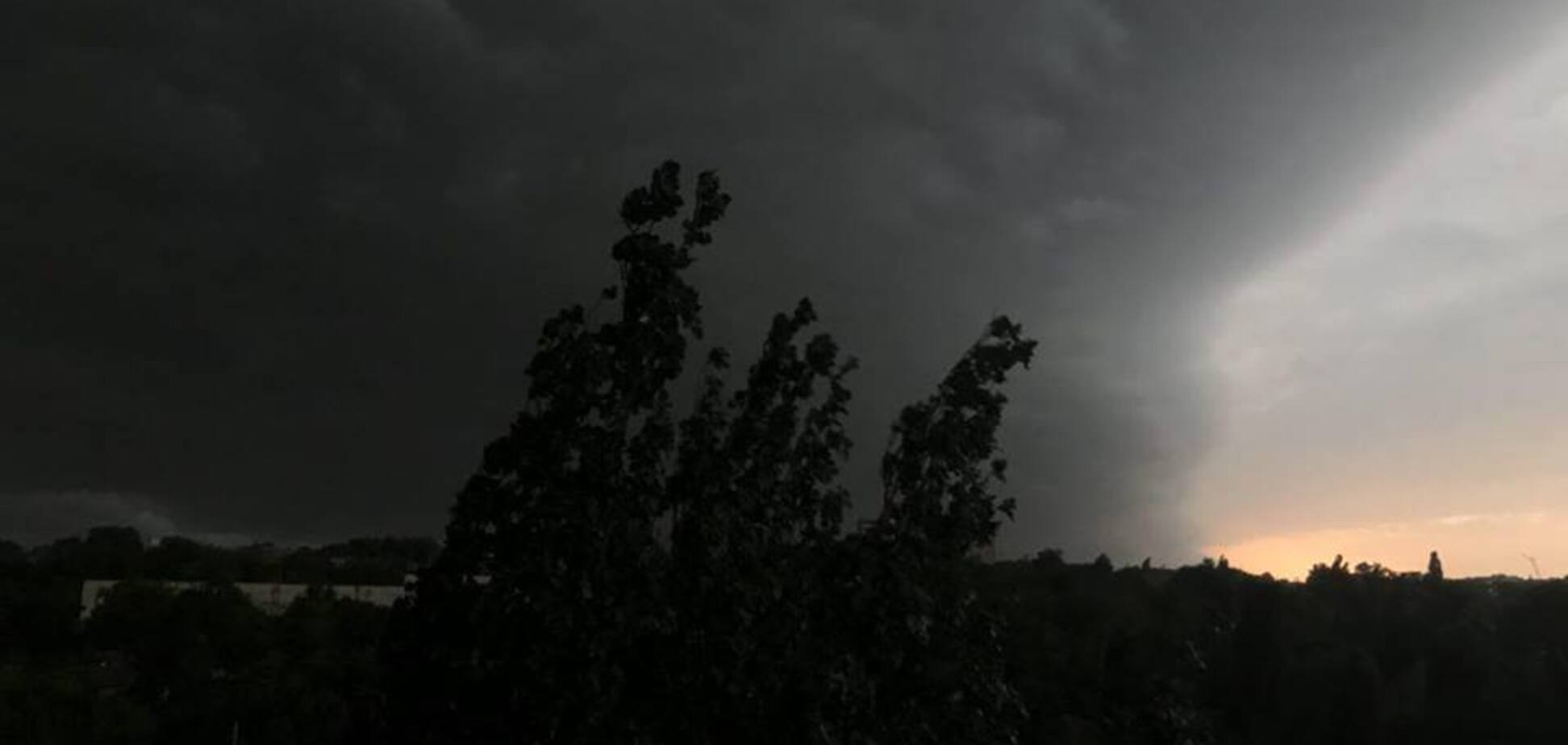 'Ужасающая красота': сеть восхитило фото грозового неба над Днепром