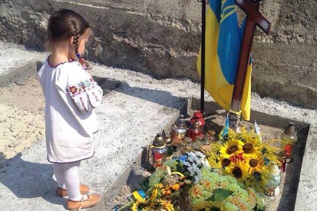 Пришла к отцу: сеть тронуло фото девочки на могиле АТОшника