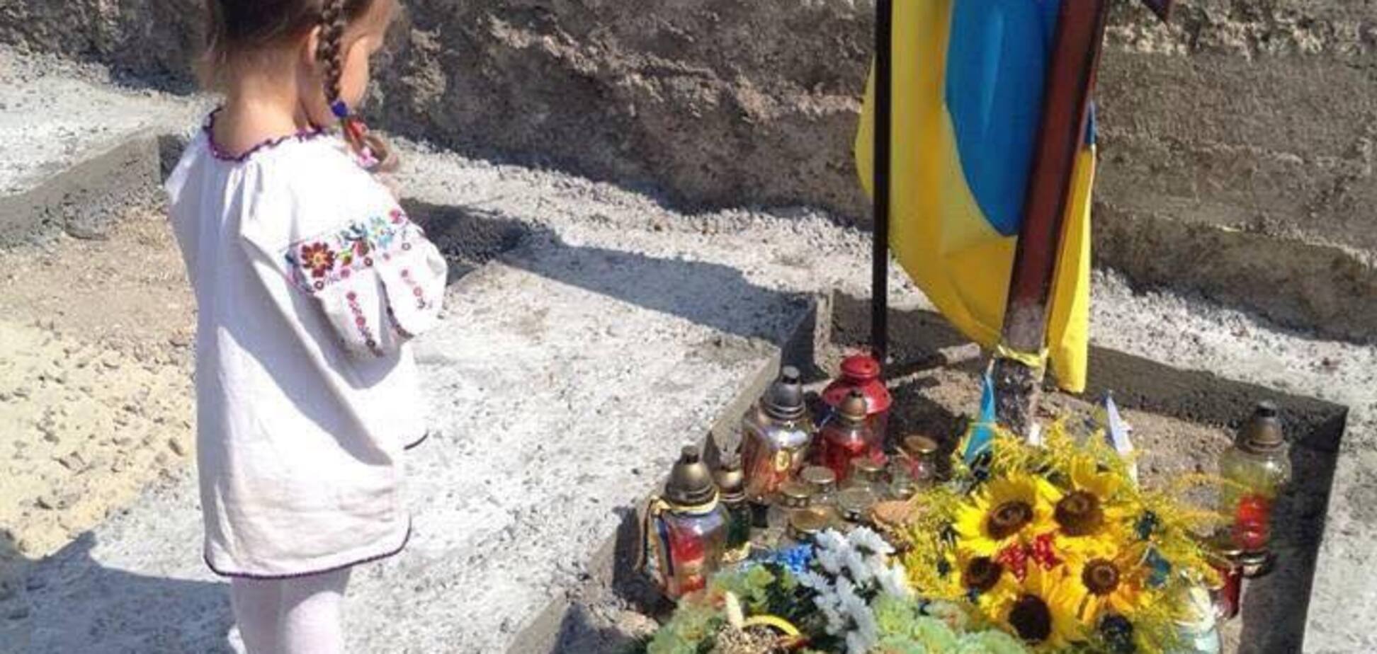 Пришла к отцу: сеть тронуло фото девочки на могиле АТОшника