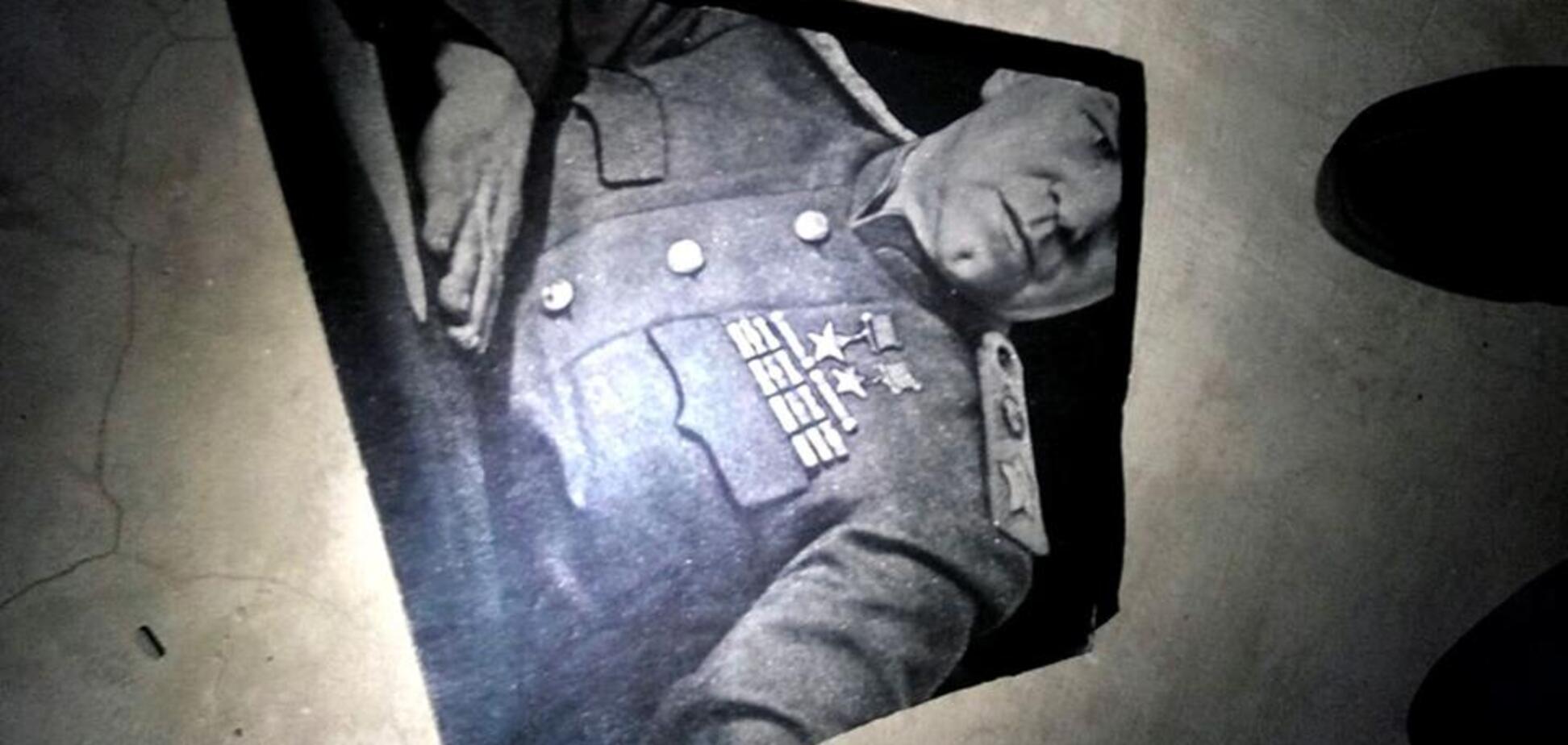 'Нет палача': в Харькове снесли мемориальную доску советскому маршалу