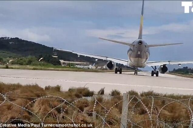 В Греции самолет сбил с ног туриста: опубликовано видео