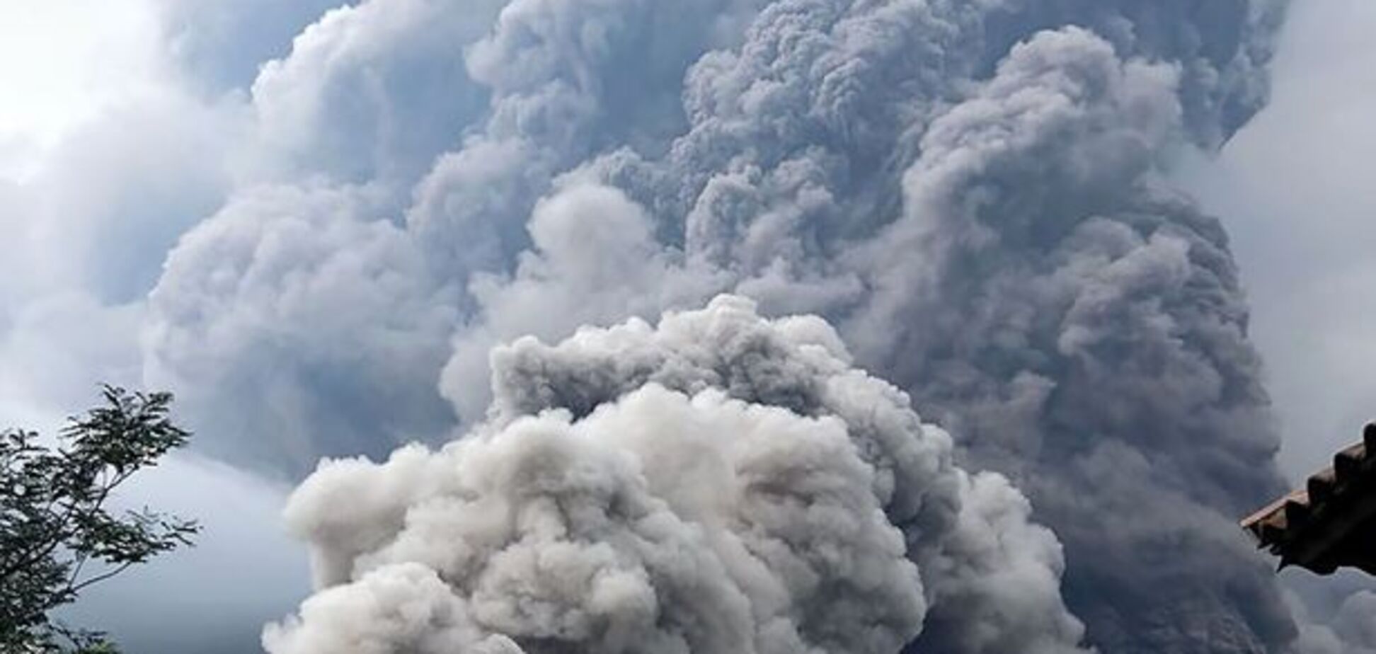 У Гватемалі прокинувся вулкан, що ховає людей живцем: моторошні фото та відео