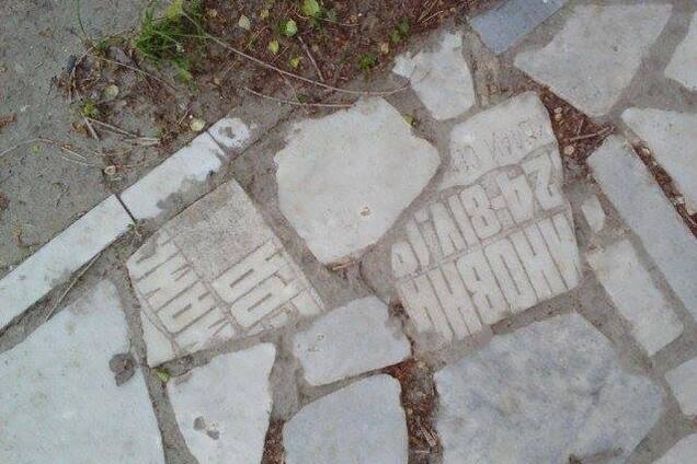 'Не пропадать же добру': в России замостили тротуар надгробными плитами