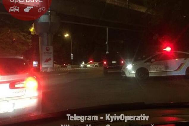 В Киеве мужчина прыгнул с моста под автомобиль