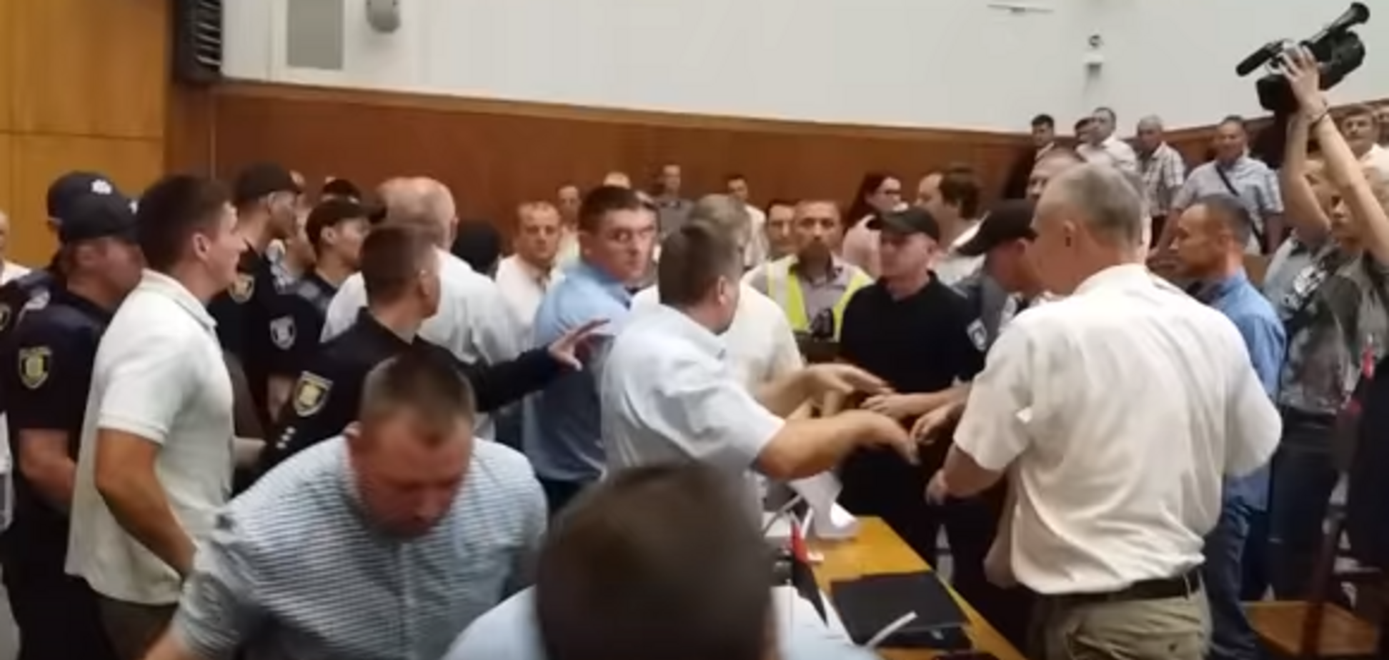 Депутаты устроили драку в Тернопольском облсовете: опубликовано видео