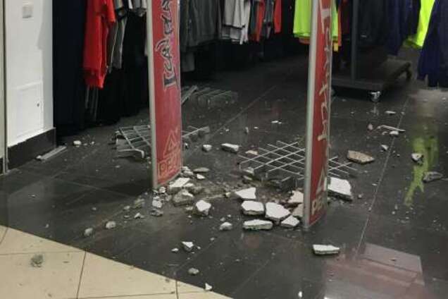 В ТРЦ в центре Киева обвалилась крыша: опубликованы фото