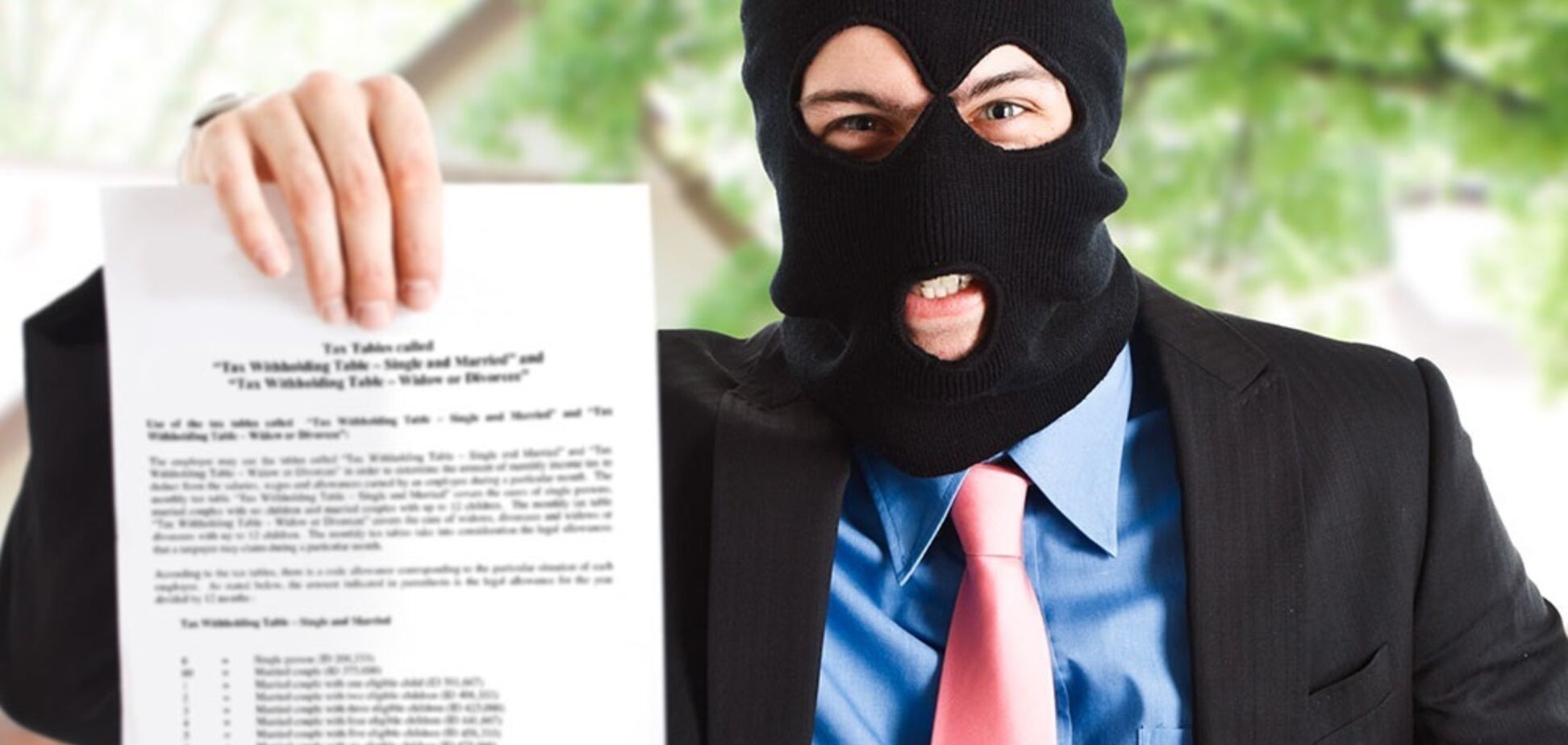 Грозят отрезать руку и позорят перед соседями: как коллекторы терроризируют украинцев