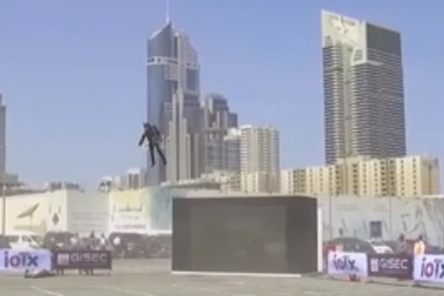 В ОАЭ 'железный человек' взлетел в небо: невероятное видео