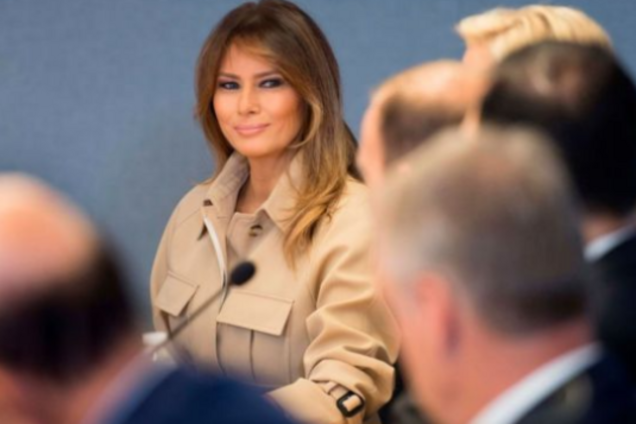 'Від смерті до підтяжки обличчя': президент США показав Меланію Трамп після операції. Фотофакт