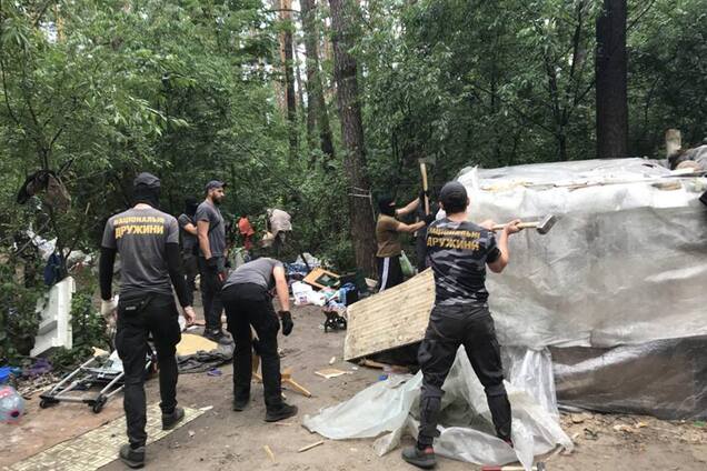 'Нацдружины' жестко разнесли лагерь ромов в Киеве