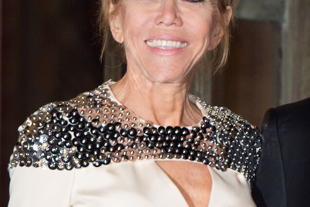 Первая леди Франции Бриджит Макрон удивила выбором наряда на Неделе высокой моды