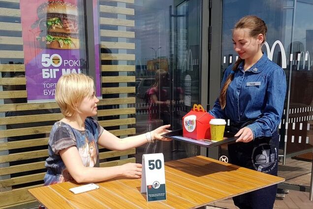 У Києві в одному з McDonald's з'явилися офіціанти