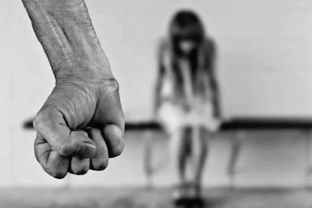 Снимал порно: на Киевщине отец развращал 13-летнюю дочь
