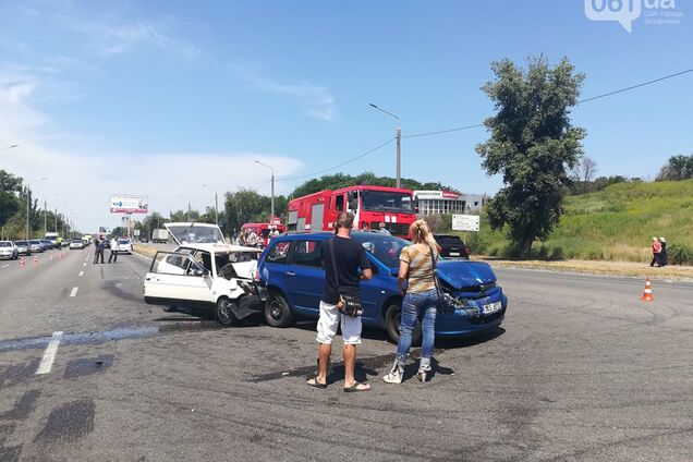 В Запорожье семья с детьми попала в смертельное ДТП: фото и видео 18+