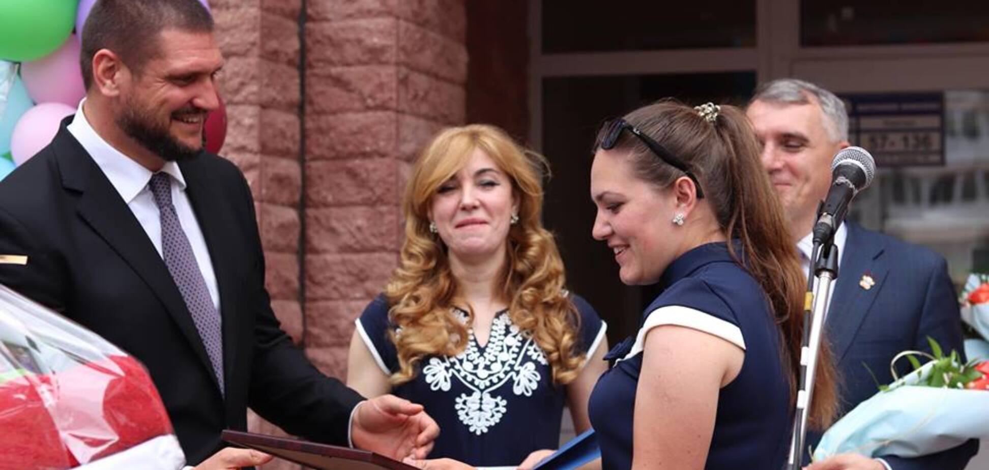 'Государство работает ради людей': Савченко вручил сертификаты на жилье для детей-сирот