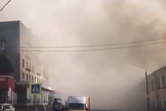 Валят клубы дыма: в России новое ЧП в торговом центре. Первое видео