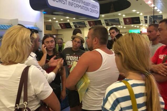 Спят на чемоданах, есть травмированные: в Батуми застряли 48 украинских туристов