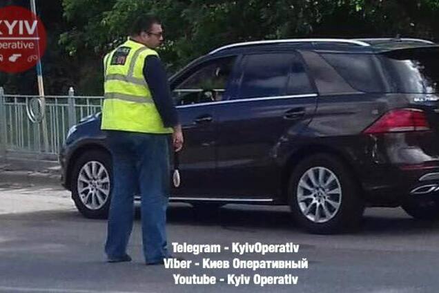 Регулировал 'дружаня': в Киеве полиция угодила в скандал на месте ДТП