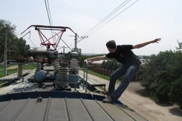 Тело обгорело, но выжил: в Киеве подростка ударило током на крыше поезда