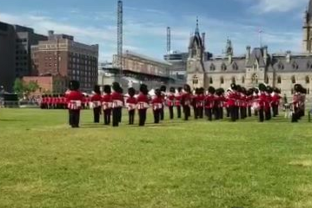 'Щоб кулі минали': зміна почесної варти в Канаді пройшла під українську пісню. Відеофакт