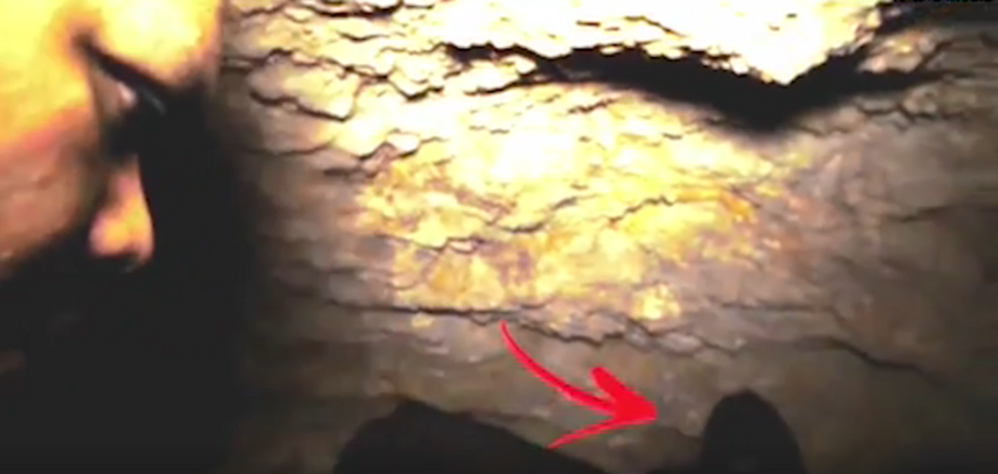 'Я не боялся!' Охотник за приведениями увидел злого духа. Видеофакт