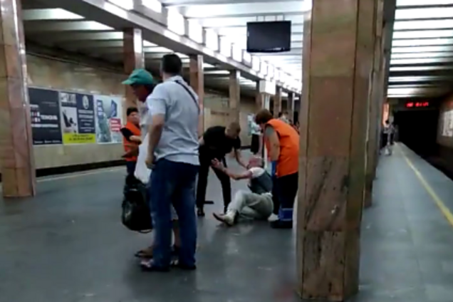 У метро Києва поліція побила пасажира: відео з місця НП і подробиці