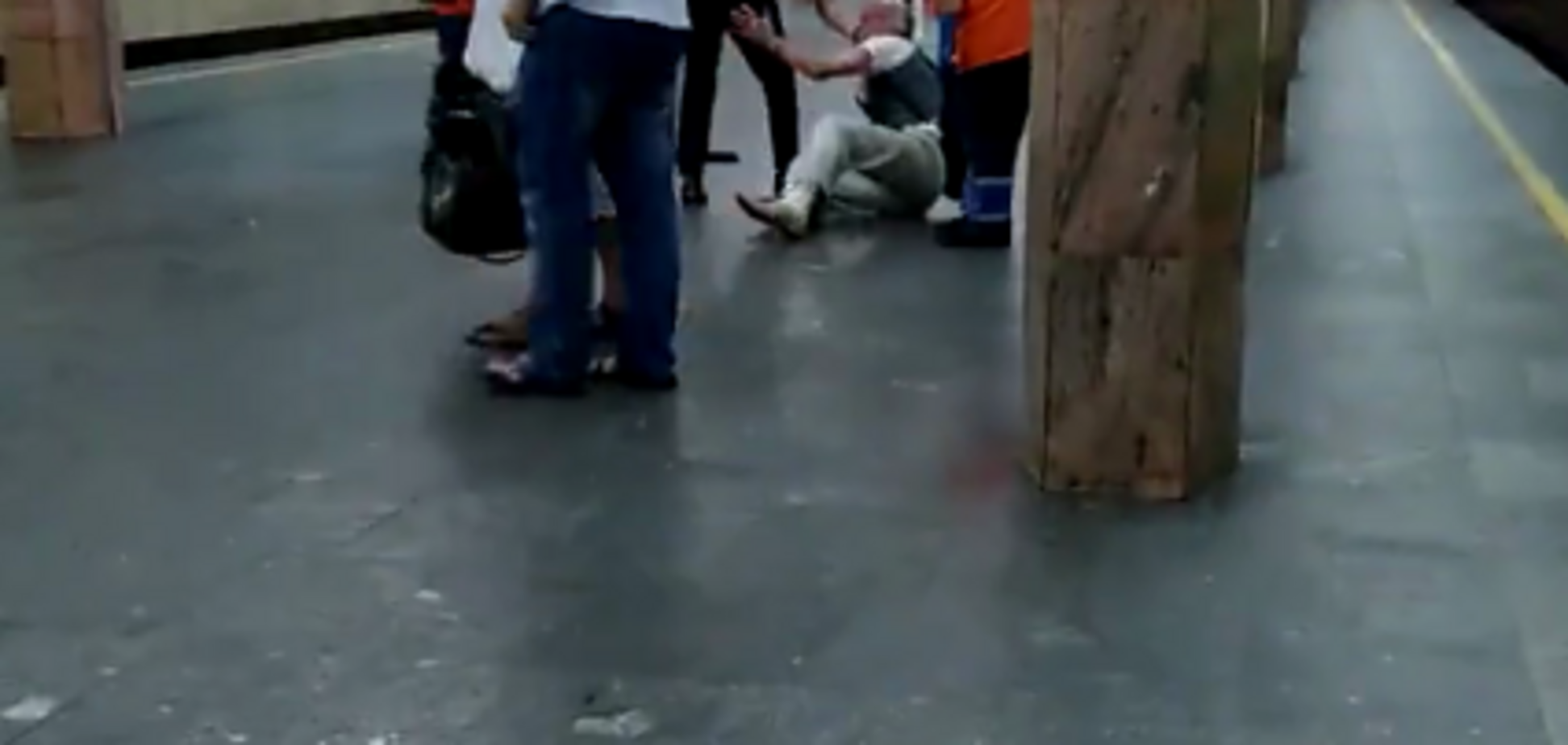 У метро Києва поліція побила пасажира: відео з місця НП і подробиці