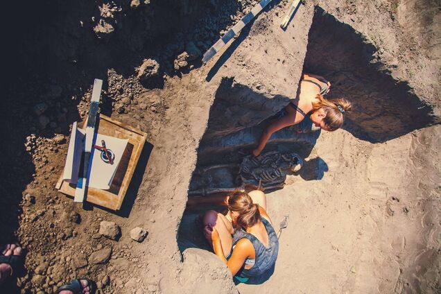 Под Запорожьем раскопали скелет средневекового охранника. Фото и видео