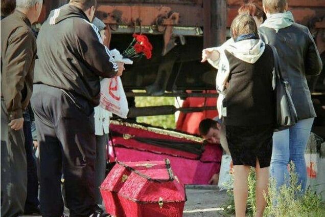 Це просто сюр: у Підмосков'ї труни з покійними тягнуть на кладовище під потягами. Дивні фото