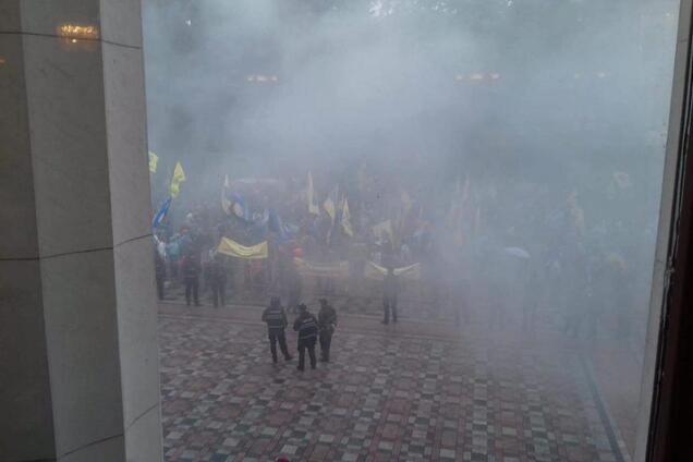 Под Радой зажгли дымовые шашки и фаеры: опубликованы фото