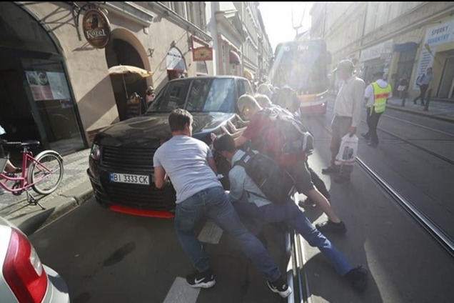 Український 'герой парковки' на Range Rover влаштував трамвайний колапс у Празі. Фотофакт