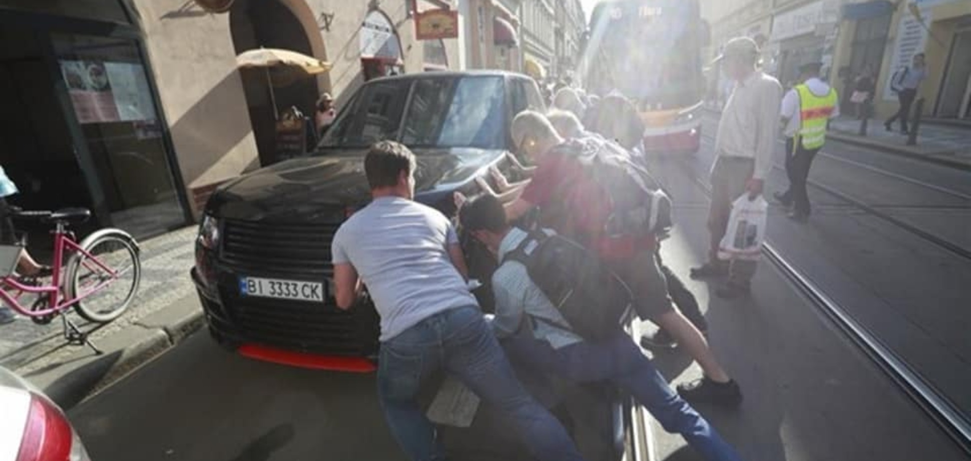 Український 'герой парковки' на Range Rover влаштував трамвайний колапс у Празі. Фотофакт