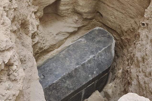 В Єгипті розкопали загадковий чорний ящик і голову