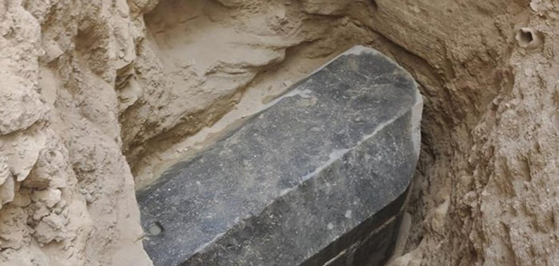 В Єгипті розкопали загадковий чорний ящик і голову