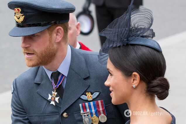 Меган Маркл в платье с открытыми плечами от Dior сопровождала принца Гарри