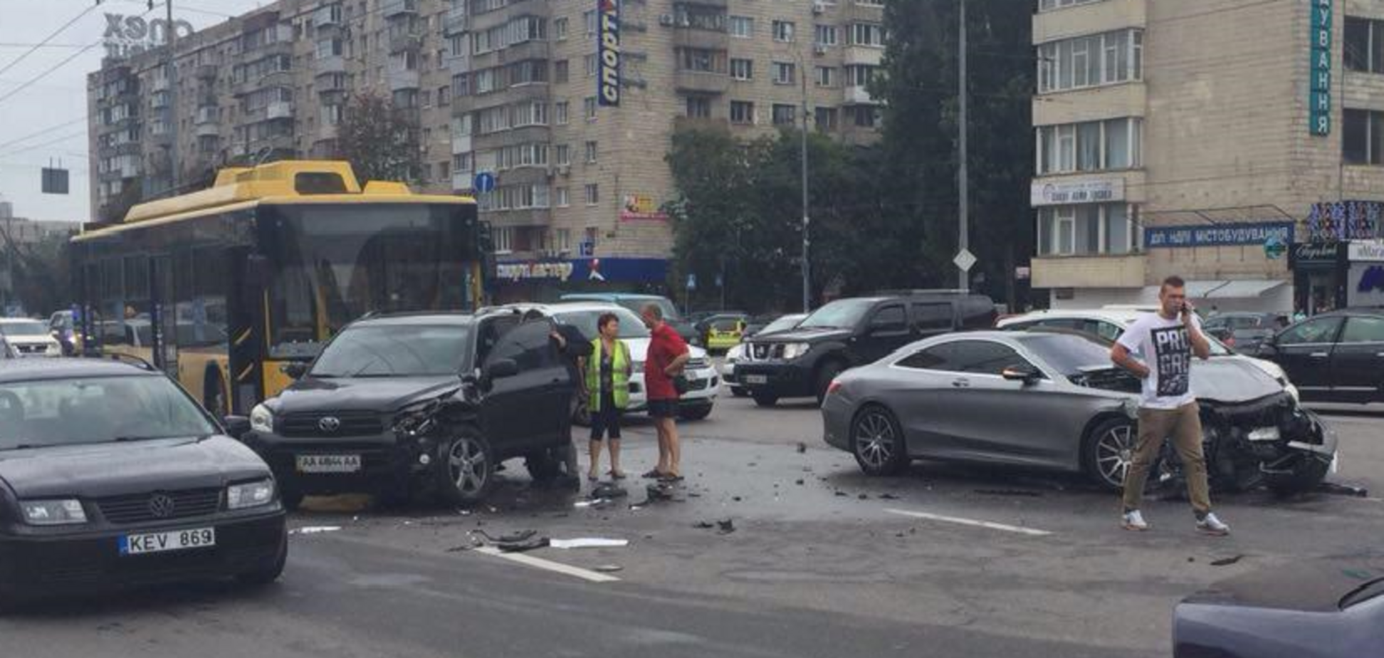 Мажоры сняли номера: в Киеве произошло ДТП с Mercedes
