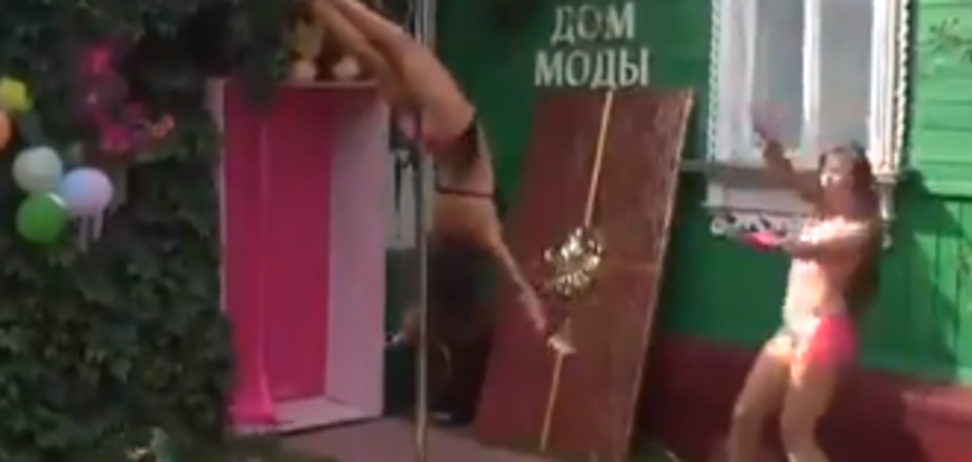 Що взагалі відбувається? Дитячий стриптиз на тлі кришки труни в російському селі спантеличив мережу. Відеофакт