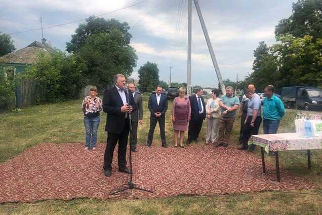 'Совок не убиваем!' Харьковский чиновник отличился ковром посреди села