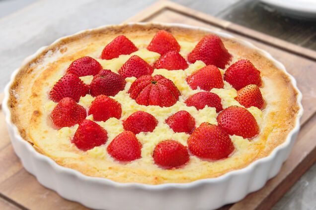 Очень вкусно: как приготовить пирог с йогуртом и клубникой