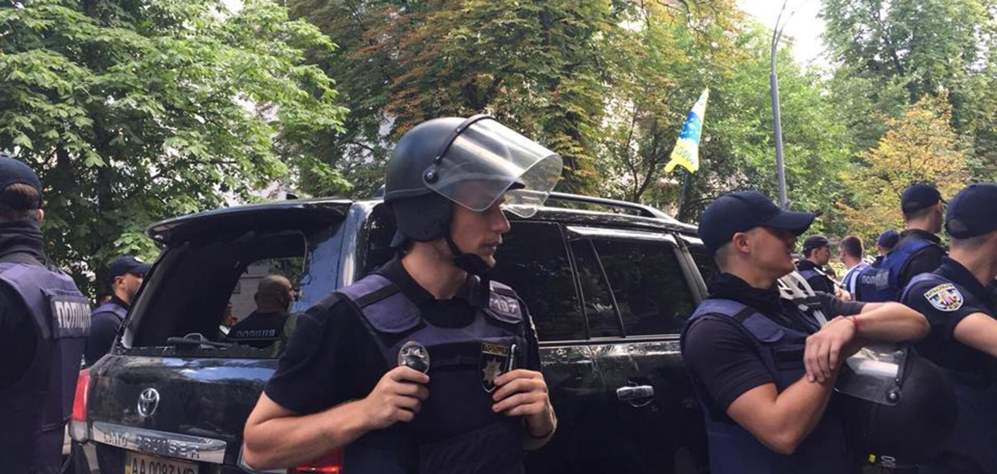 Авто нардепа сбило активиста под Радой: все подробности