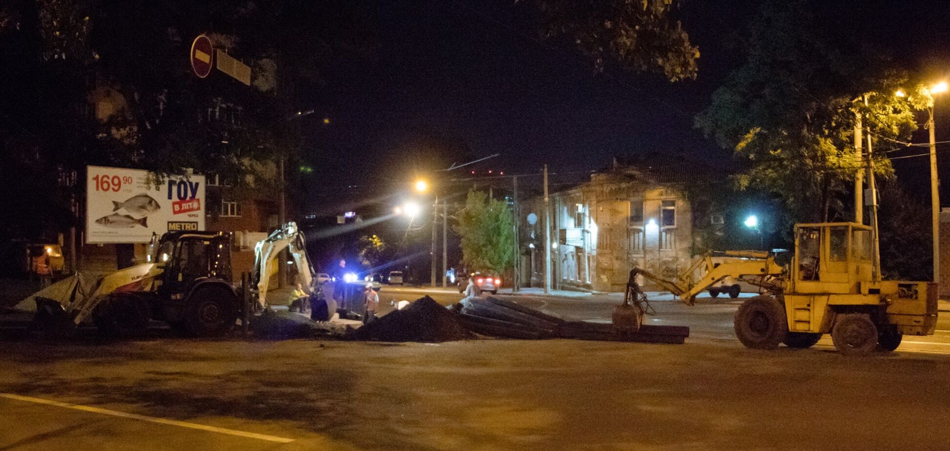 Якісно і зручно для містян: у Дніпрі дороги і трамвайні колії ремонтують уночі