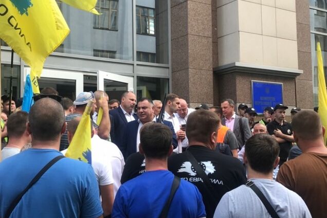Еврономера в Украине: активисты заблокировали Раду и разбили машину нардепа