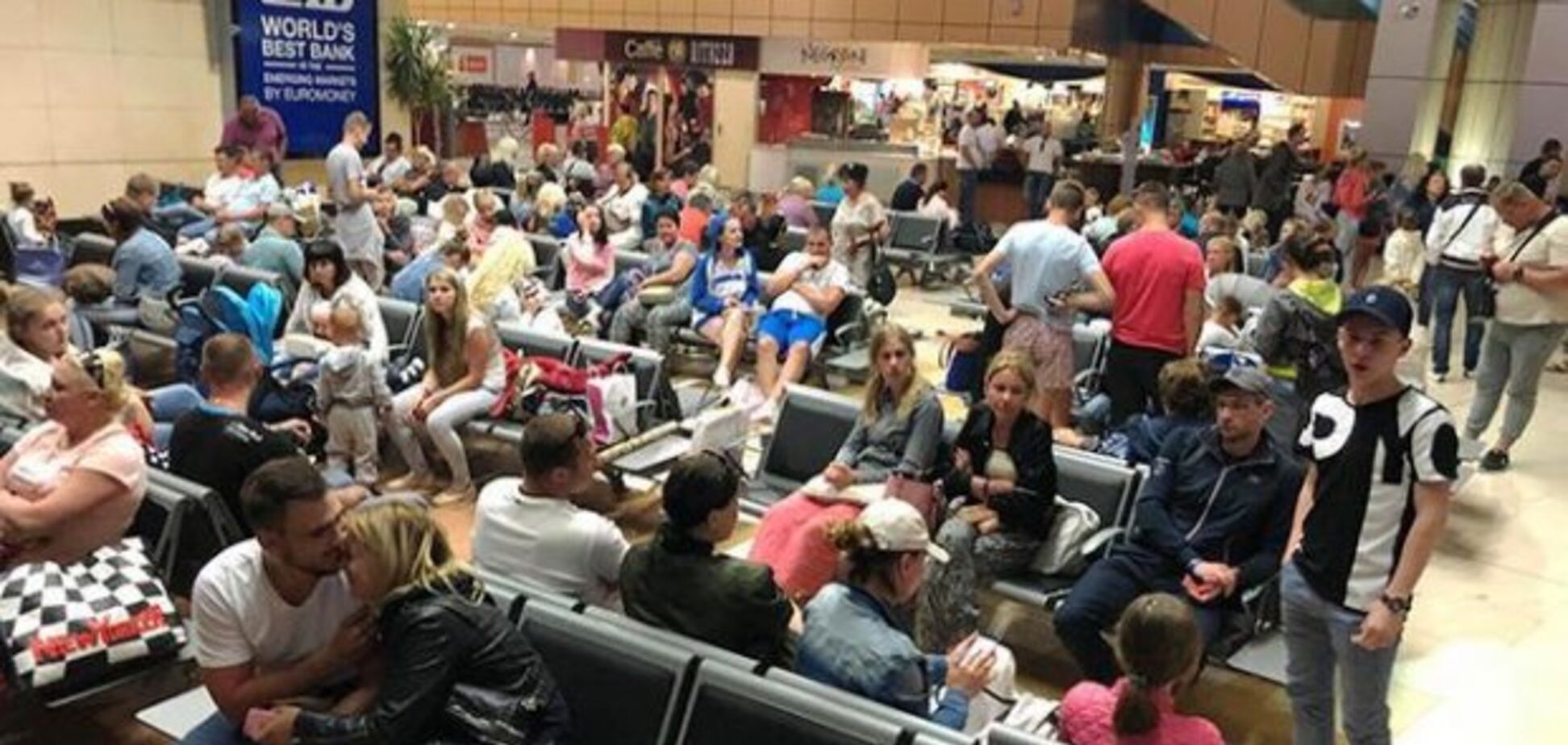 Добу сидять в аеропорту: Українці, що застрягли у Туреччині, розповіли про пережите пекло