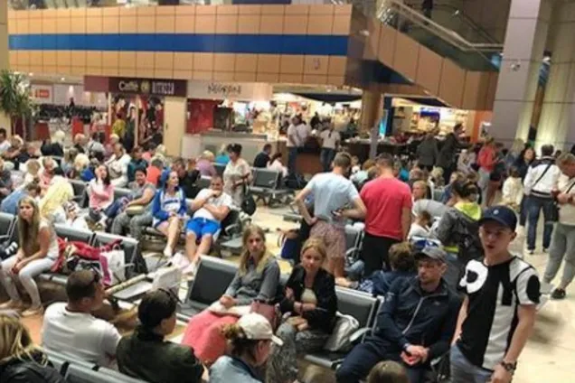Добу сидять в аеропорту: Українці, що застрягли у Туреччині, розповіли про пережите пекло