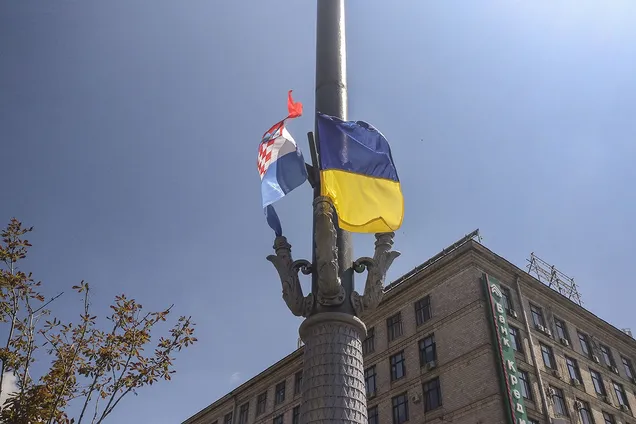 В центре Киева вывесили флаги Хорватии. Фотофакт