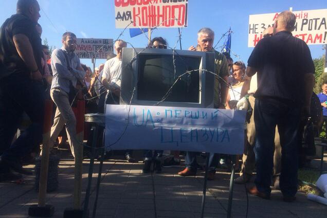 Несколько сотен активистов с кувалдой требовали отправить в отставку Аласанию