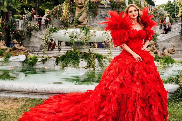 Le Figaro: Шедевр искусства, в котором Оксана Марченко появилась на Dolce & Gabbana Alta Moda 2018, получил 'Большое яблоко' в Нью-Йорке